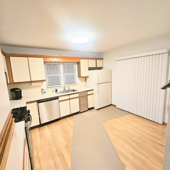 EAT IN KITCHEN - 109 Rockwell St