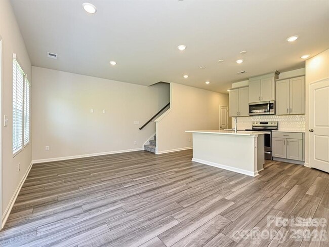 Building Photo - 5240 Brailey Cir