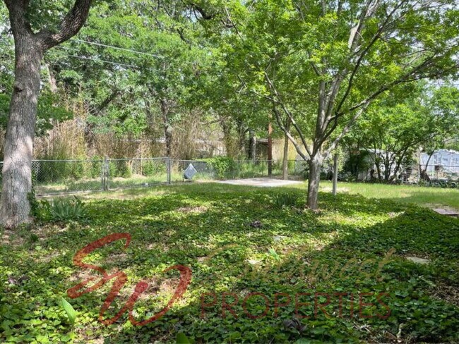 Building Photo - Lovely 3 bedroom home in established, quiet neighborhood