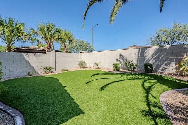 Building Photo - Stunning 4 bed 2.5 bath home with pool, in...