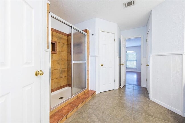 Building Photo - 1010 Laurelleaf Dr