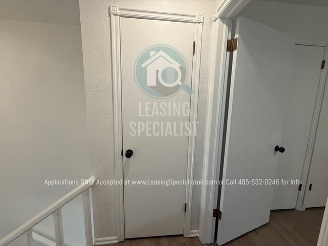 Building Photo - West Norman 2 Bed 1.5 Bath Townhouse Available for Your Immediate Move!