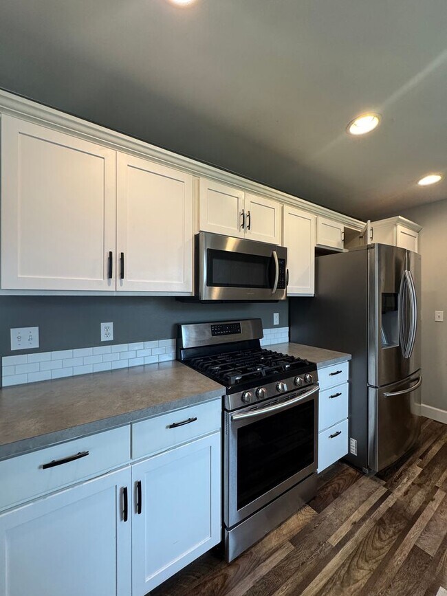 Building Photo - HUGE PET FRIENDLY Rental