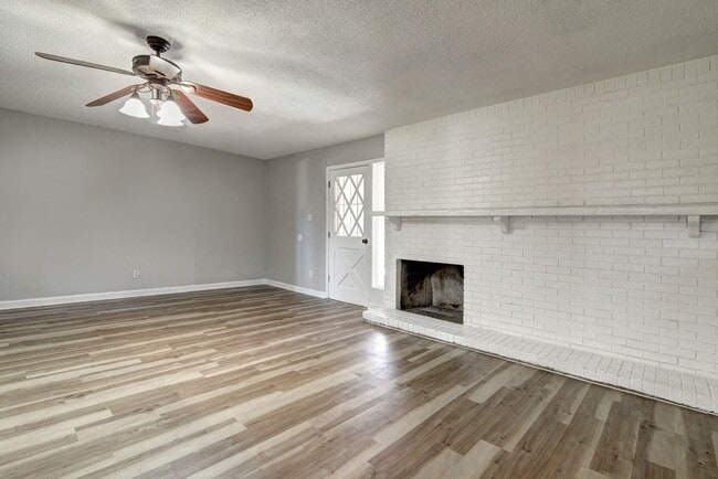 Building Photo - 5 Bed/3 Bath With Pool Backing the 60