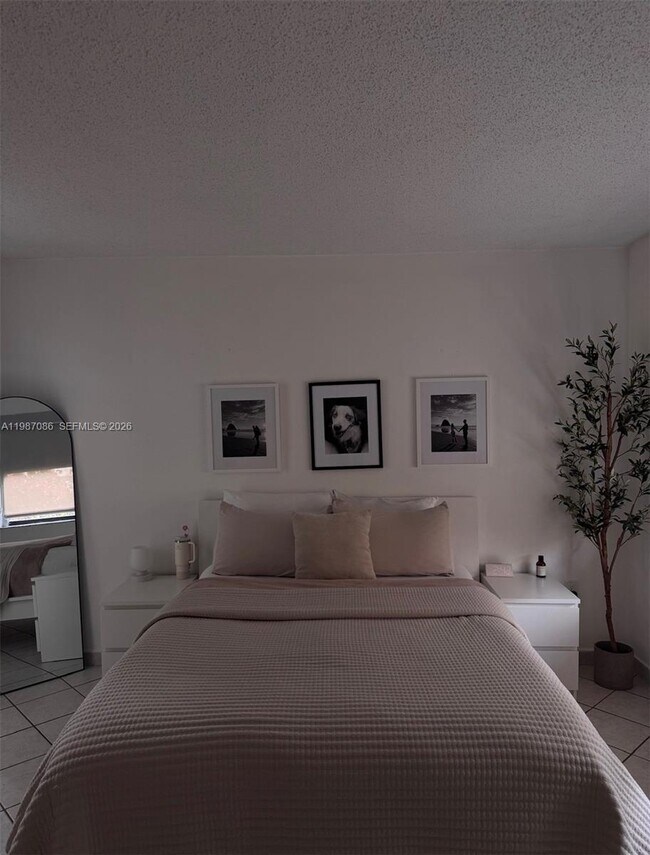 Building Photo - 9437 Fontainebleau Blvd