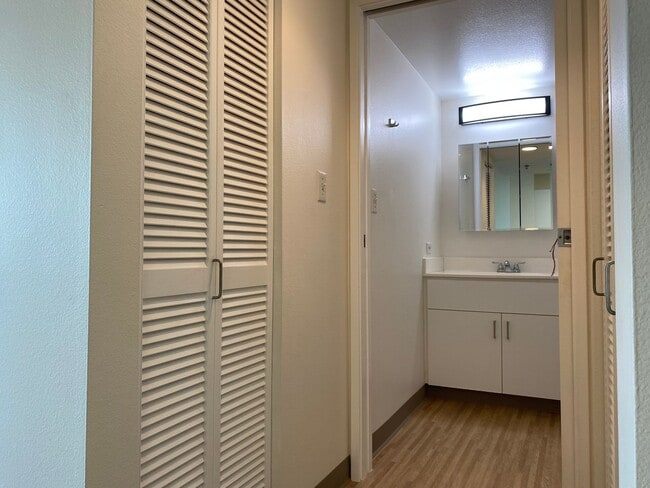 Building Photo - 1 Bedroom / 1 Bathroom Condo with Lanai + ...