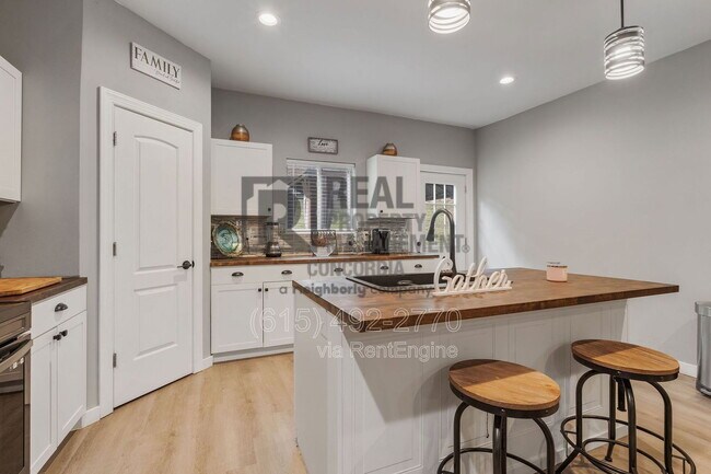 Building Photo - 286 Emily Ln