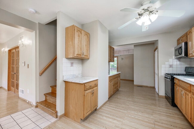 Building Photo - 804 N Van Buren St