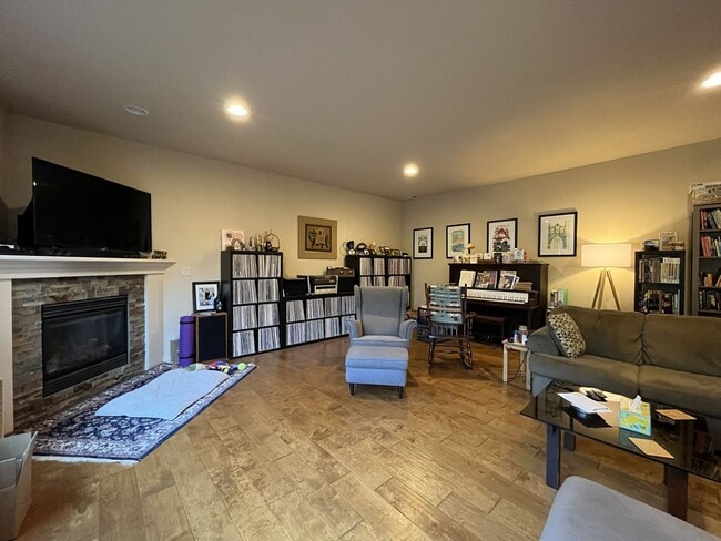 Building Photo - Bright and Modern North Portland Living with Three Bedrooms, Laundry Room & Attached Garage