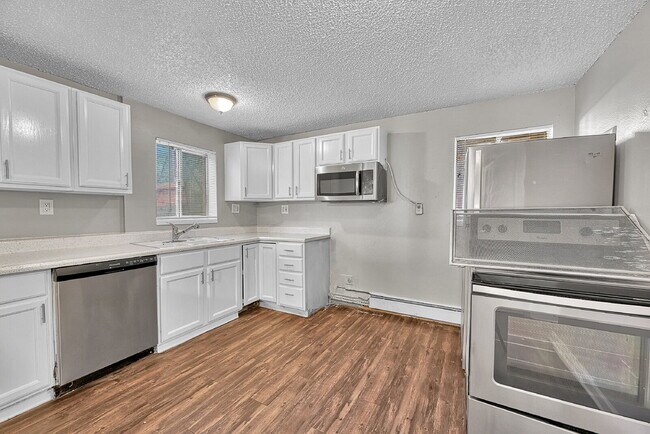 Building Photo - $1,395 — 2 bed, 1 bath renovated basement ...