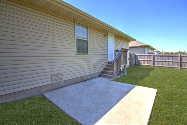 Building Photo - 1158 S Strasbourg Ave
