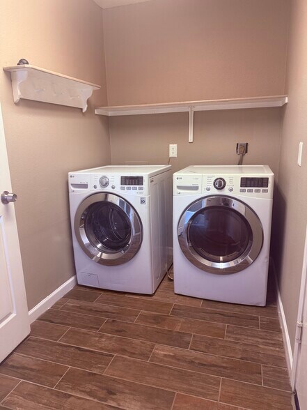 Building Photo - 10243 W Reade Ave