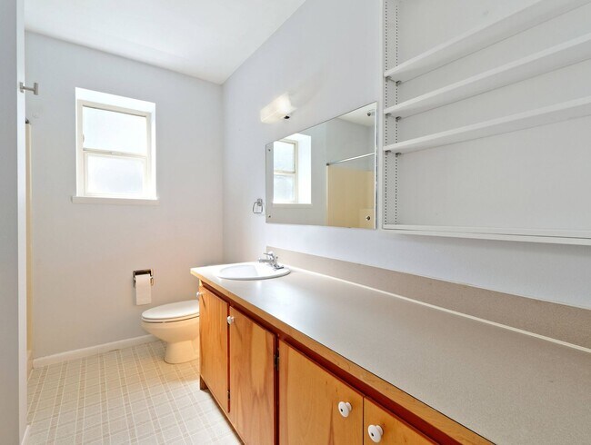 Building Photo - 721 Crown Dr