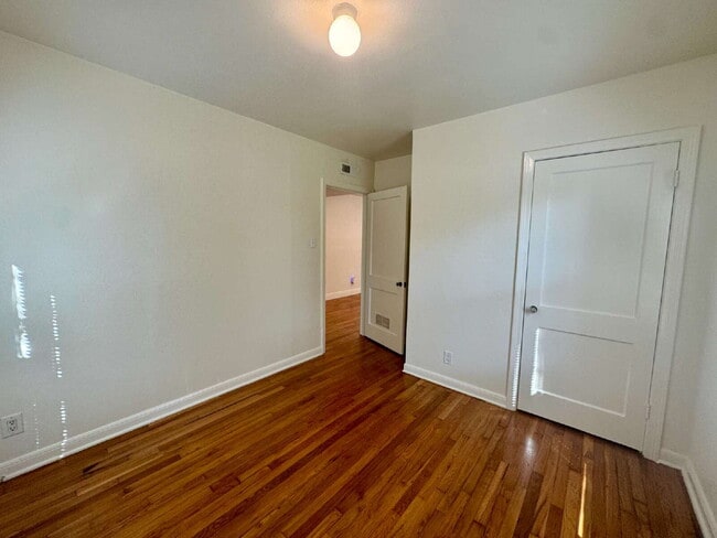 Building Photo - Updated & Charming in the Heart of North C...
