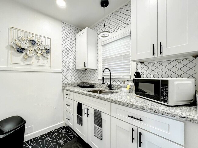 Building Photo - 1829 Hollenbeck Dr