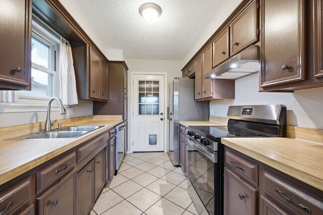 Building Photo - Charming 3 Bedroom Home near Schools and Rec Center