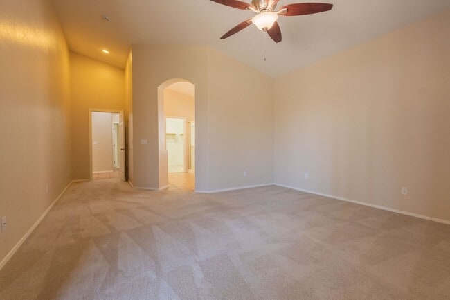 Building Photo - 3 Bedrooms 2 Bathrooms