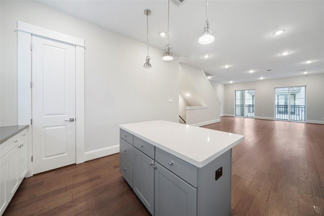 Building Photo - 1268 N Post Oak Rd