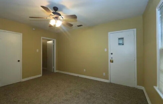 Building Photo - 4 bedrooms 2 Bath