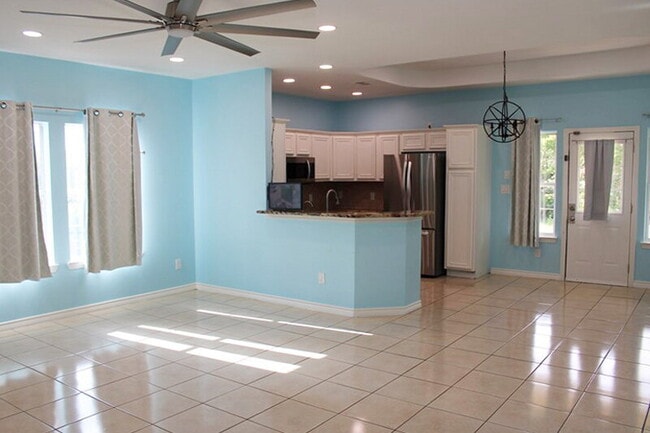 Building Photo - "Lovely 4-Bedroom Lakeside Retreat in Rock...