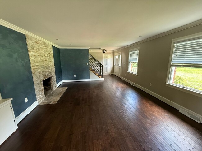 Building Photo - 7356 Woodville Ln