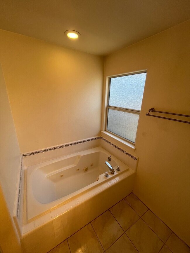 Building Photo - Single Bedroom Suite -- Furnished Upon Req...