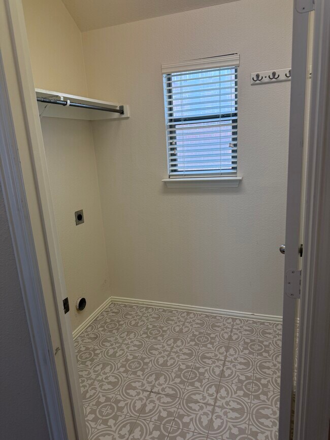 Building Photo - 377 Kirby Dr