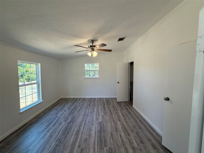 Building Photo - 10621 Parker Dr