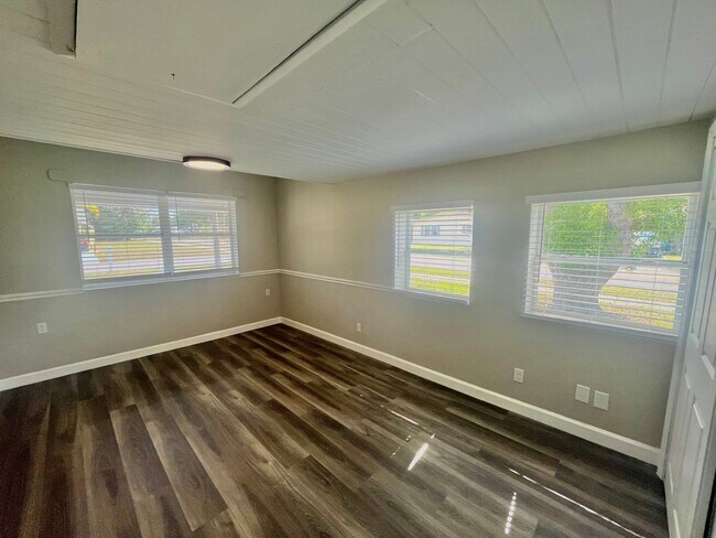 Building Photo - 3 Bed, 2 Bath DeBary Home with Modern Upda...