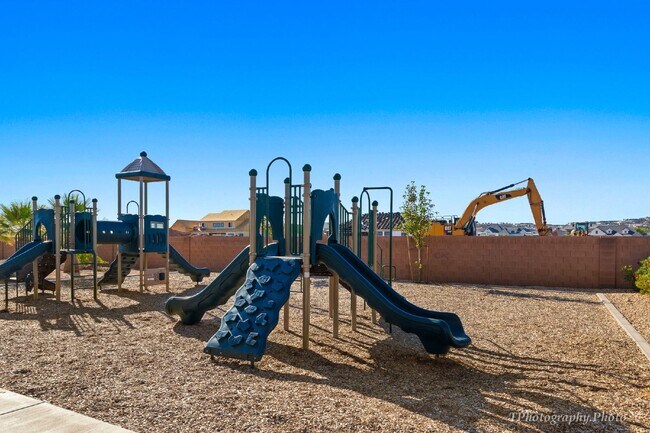 Building Photo - "Beautiful pet friendly 3-Bedroom, 2.5 Bat...