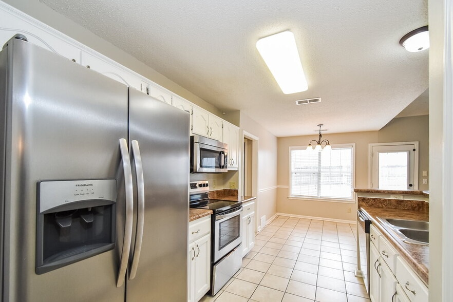 Building Photo - 2744 Breezy Ridge Trail