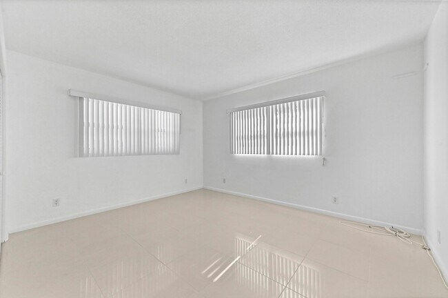 Building Photo - 2755 NE 28th Ave