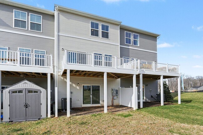 Building Photo - Built 2024 | Modern Townhome Near Fredericksburg – More Space, Better Value