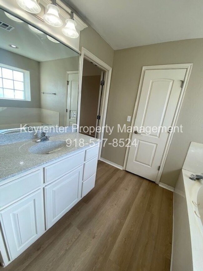 Building Photo - 3-Bed, 2-Bath Large Home in Claremore