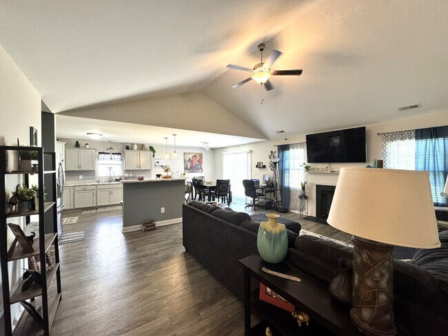 Building Photo - Beautiful home! Convenient to the city with all shopping!