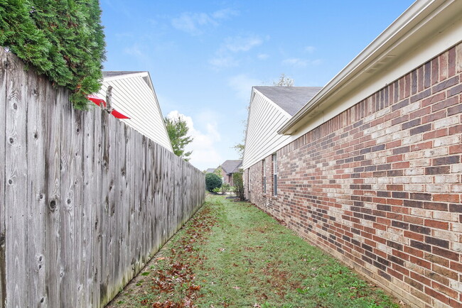 Building Photo - 10056 Woodlee Cove