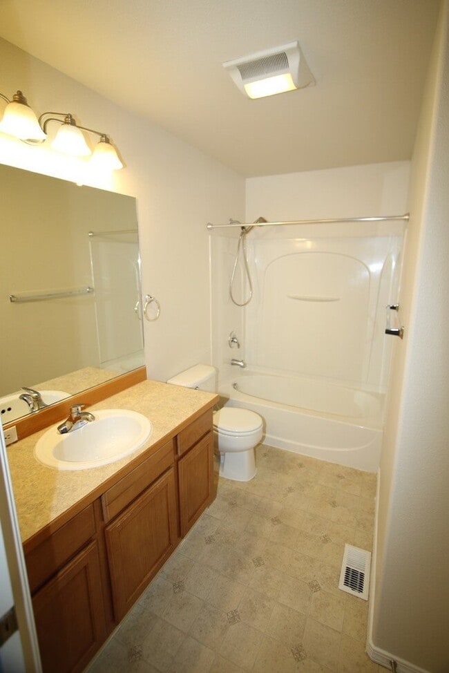Building Photo - 3 Bedroom Eagle River Townhouse!