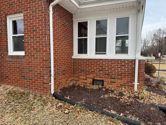 Building Photo - 10012 Ellis Rd