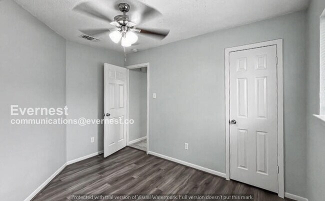 Building Photo - 3 Bed, 2 Bath Home with Fenced Yard & Garage / Pet-Friendly / Available Now!