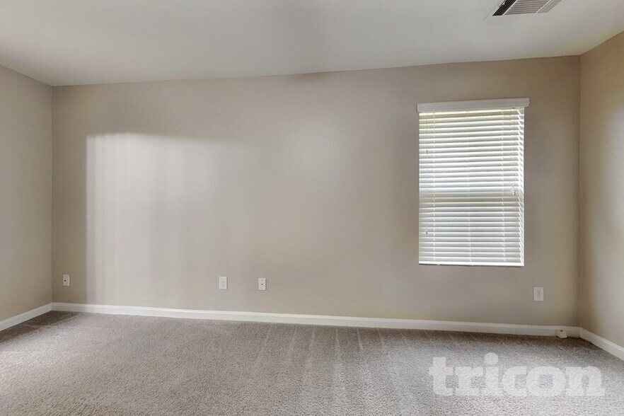 Building Photo - 1042 Sutherland Dr