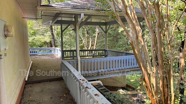 Building Photo - 2520 Sullins Rd