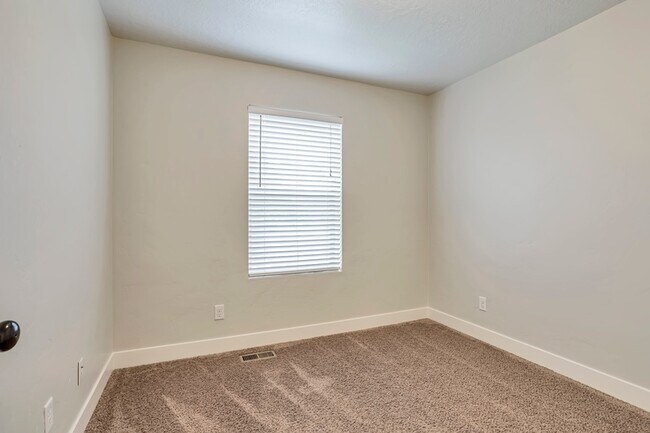 Building Photo - 939 W 175 S