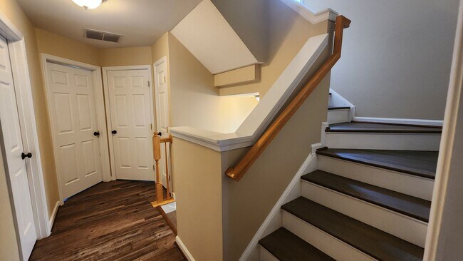 Building Photo - 4 Level End-Unit TH with Garage!