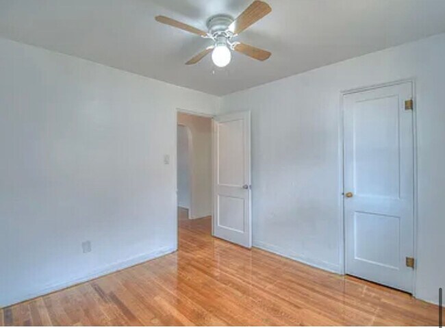 Building Photo - 3 Bedroom 2 Bathroom