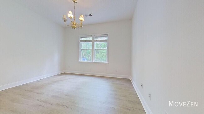 Building Photo - 4705 Pineview Dr
