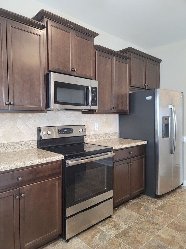 Building Photo - Beautiful 2 Story Home Located Outside of Fayetteville and Fort Bragg!