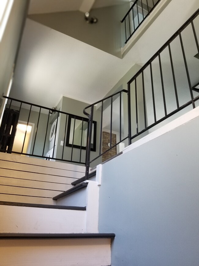 Building Photo - 1208 W 28th St