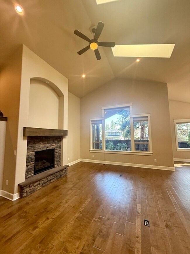 Building Photo - Luxury Home in Stonegate with Community Pool!