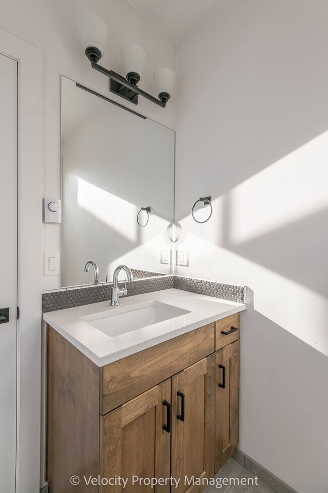 Building Photo - M712