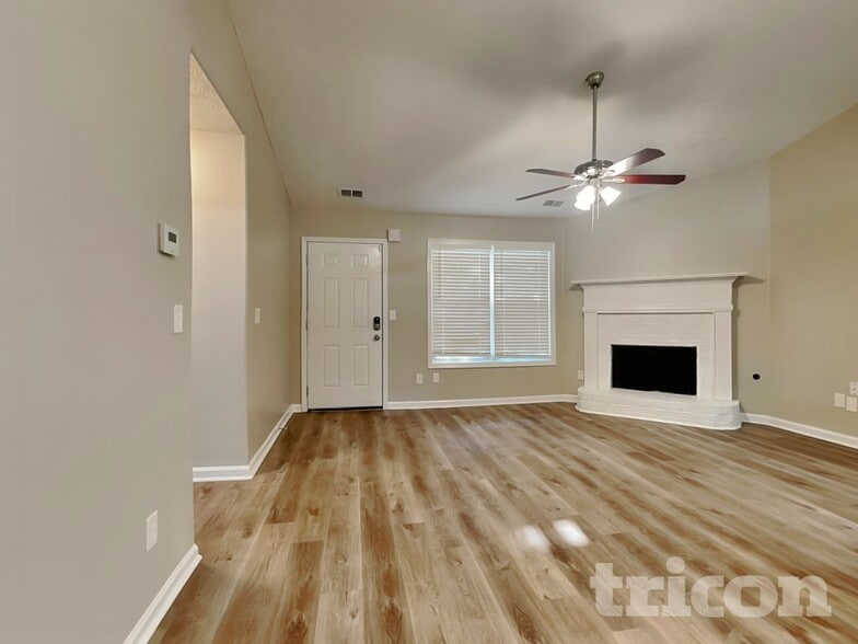 Building Photo - 449 Sarah's Ln